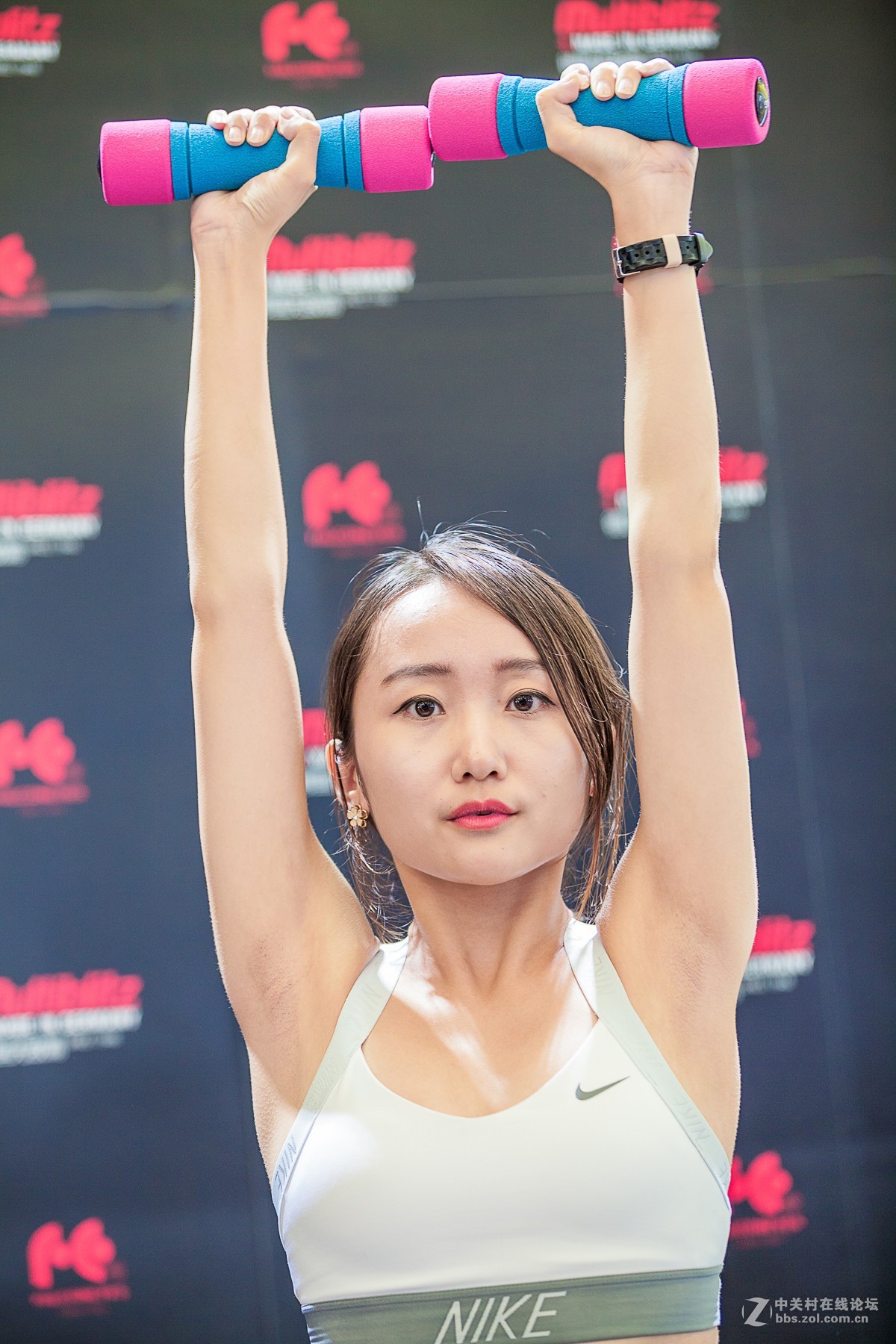 玩哑铃的青春女孩