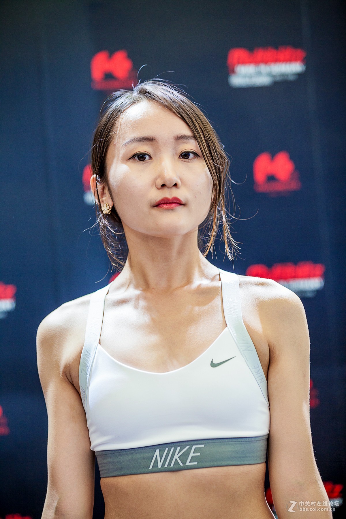 玩哑铃的青春女孩