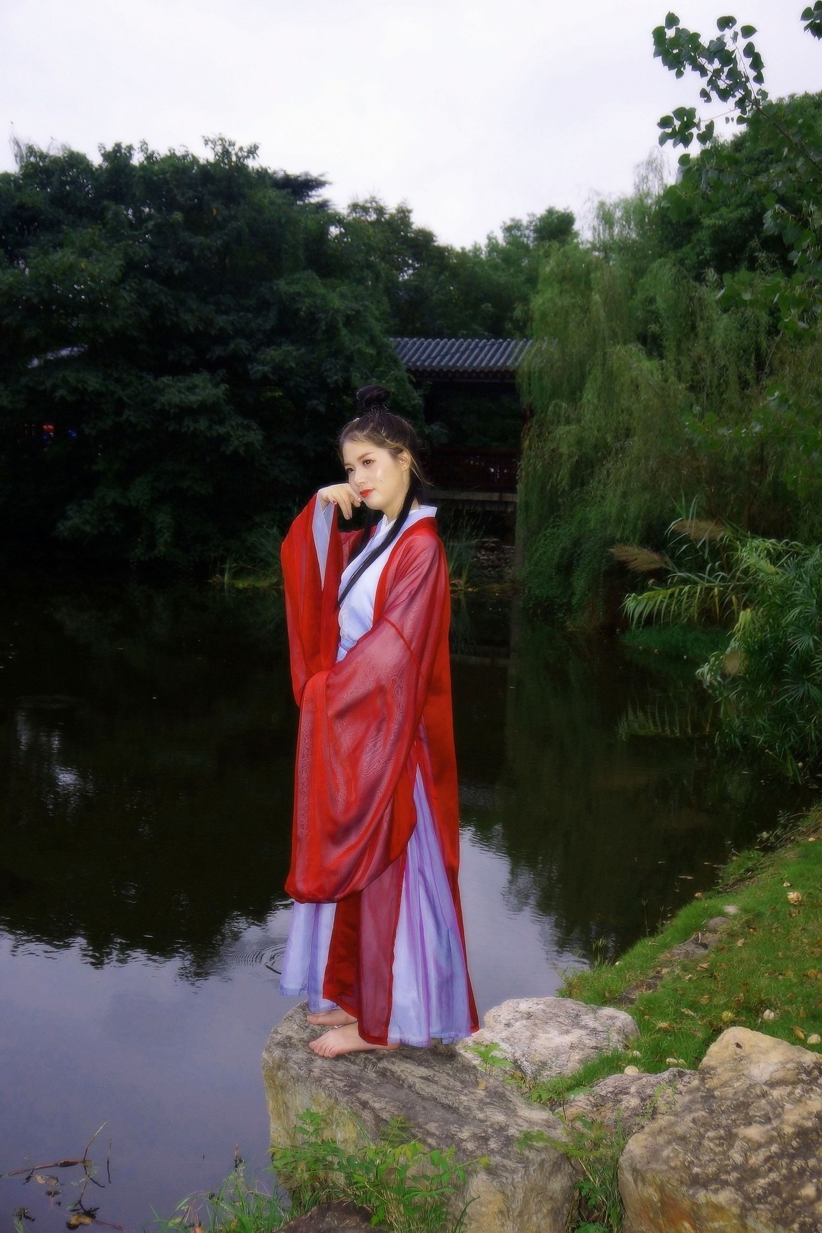 環境人像外拍公園水塘邊的的古裝紅衣美女