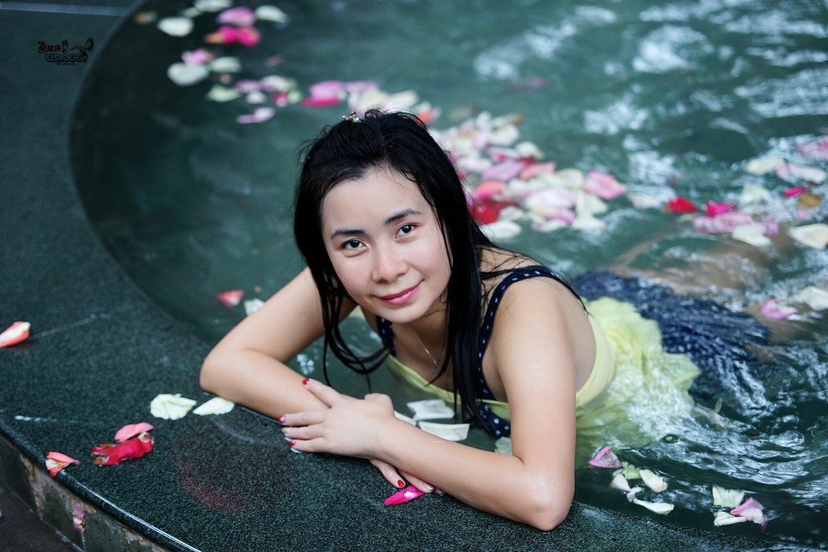 泡温泉的姑娘敏儿