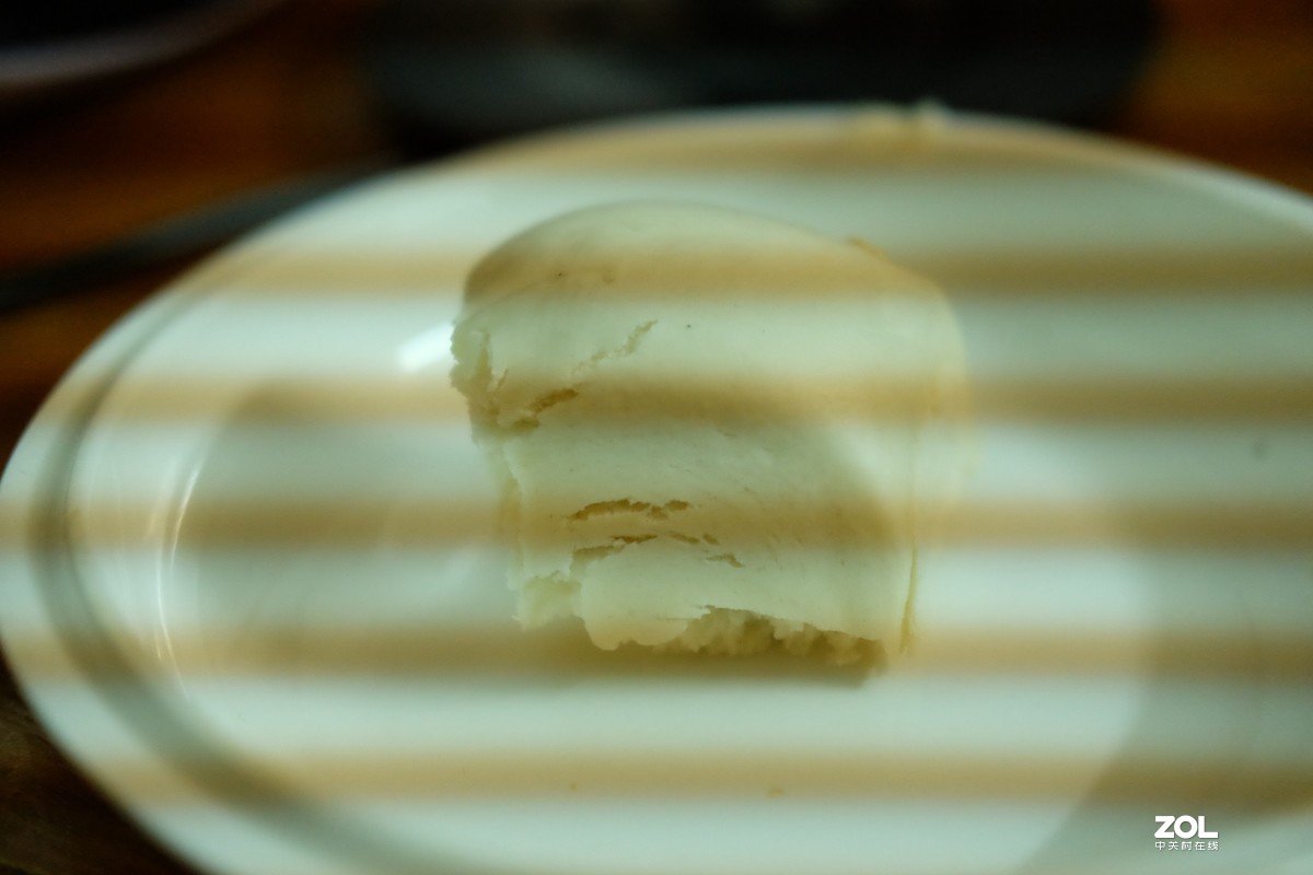 在某宝买了一部二手XT1，拍不到四十来张就图片出现大横条纹。