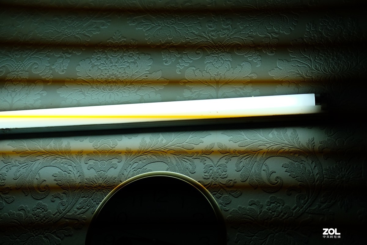 在某宝买了一部二手XT1，拍不到四十来张就图片出现大横条纹。