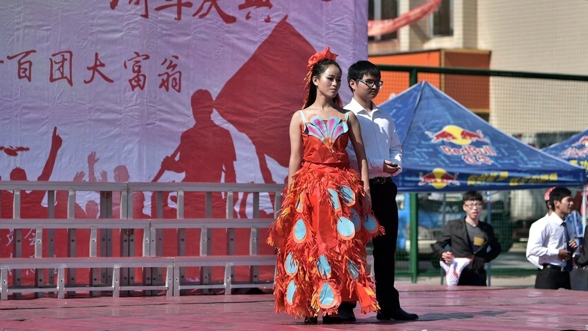 抓拍广西大学学生自设计制作服装和小件物品展示