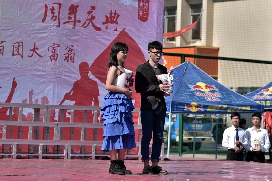 抓拍广西大学学生自设计制作服装和小件物品展示