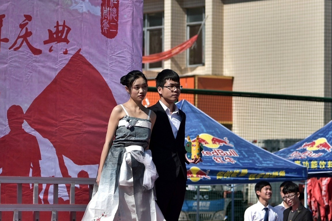 抓拍广西大学学生自设计制作服装和小件物品展示