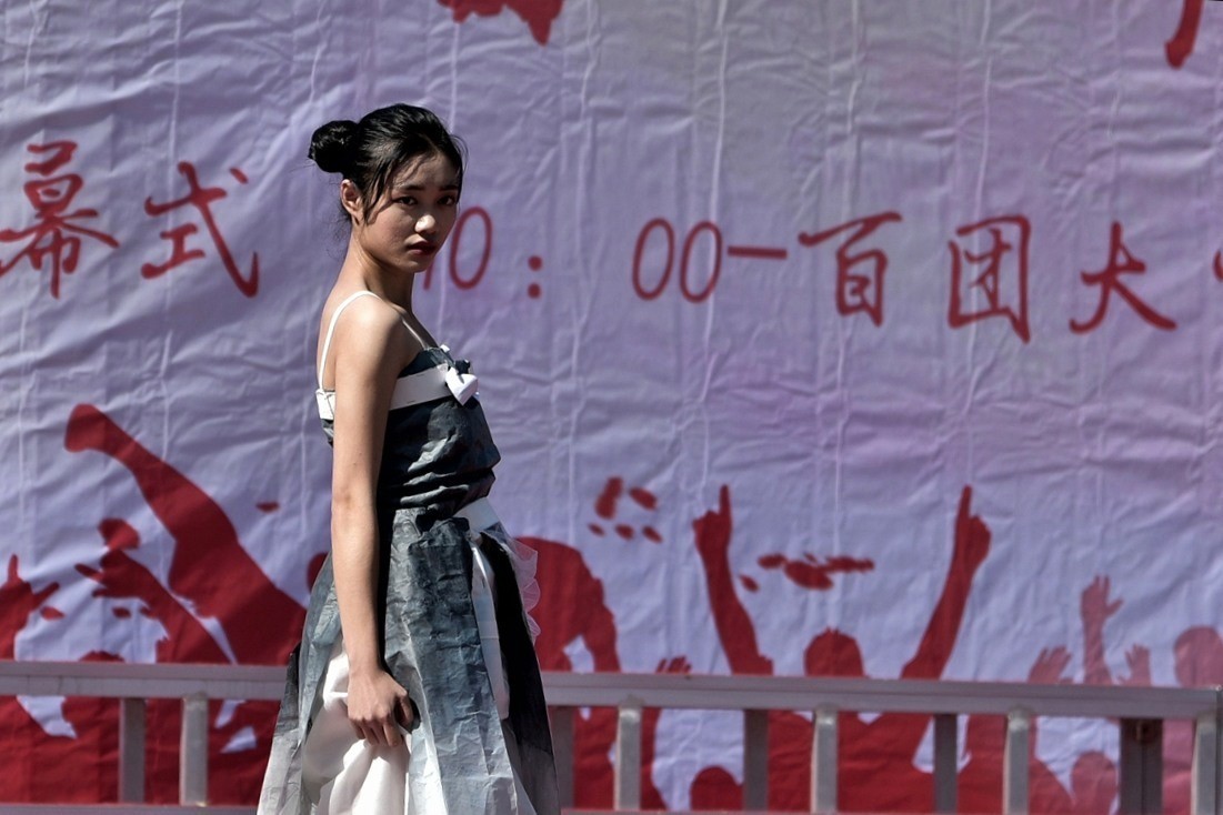 抓拍广西大学学生自设计制作服装和小件物品展示