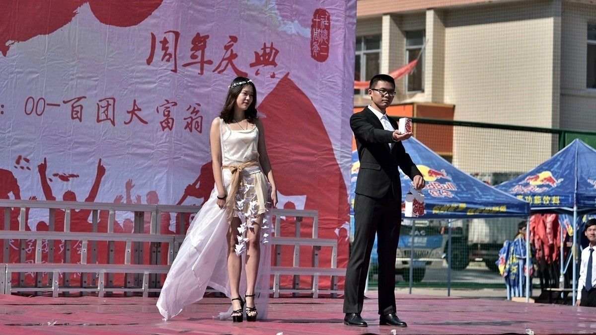 抓拍广西大学学生自设计制作服装和小件物品展示