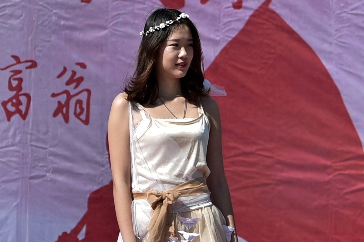 抓拍广西大学学生自设计制作服装和小件物品展示