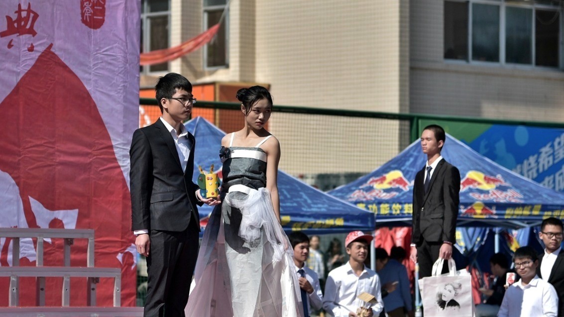 抓拍广西大学学生自设计制作服装和小件物品展示