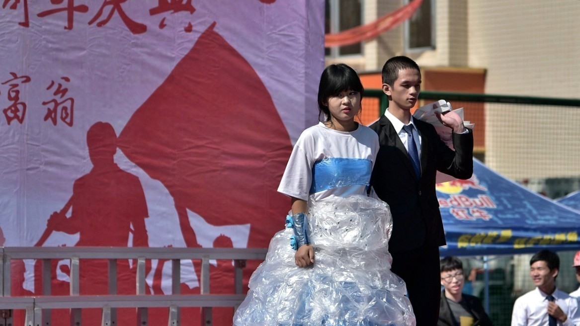 抓拍广西大学学生自设计制作服装和小件物品展示