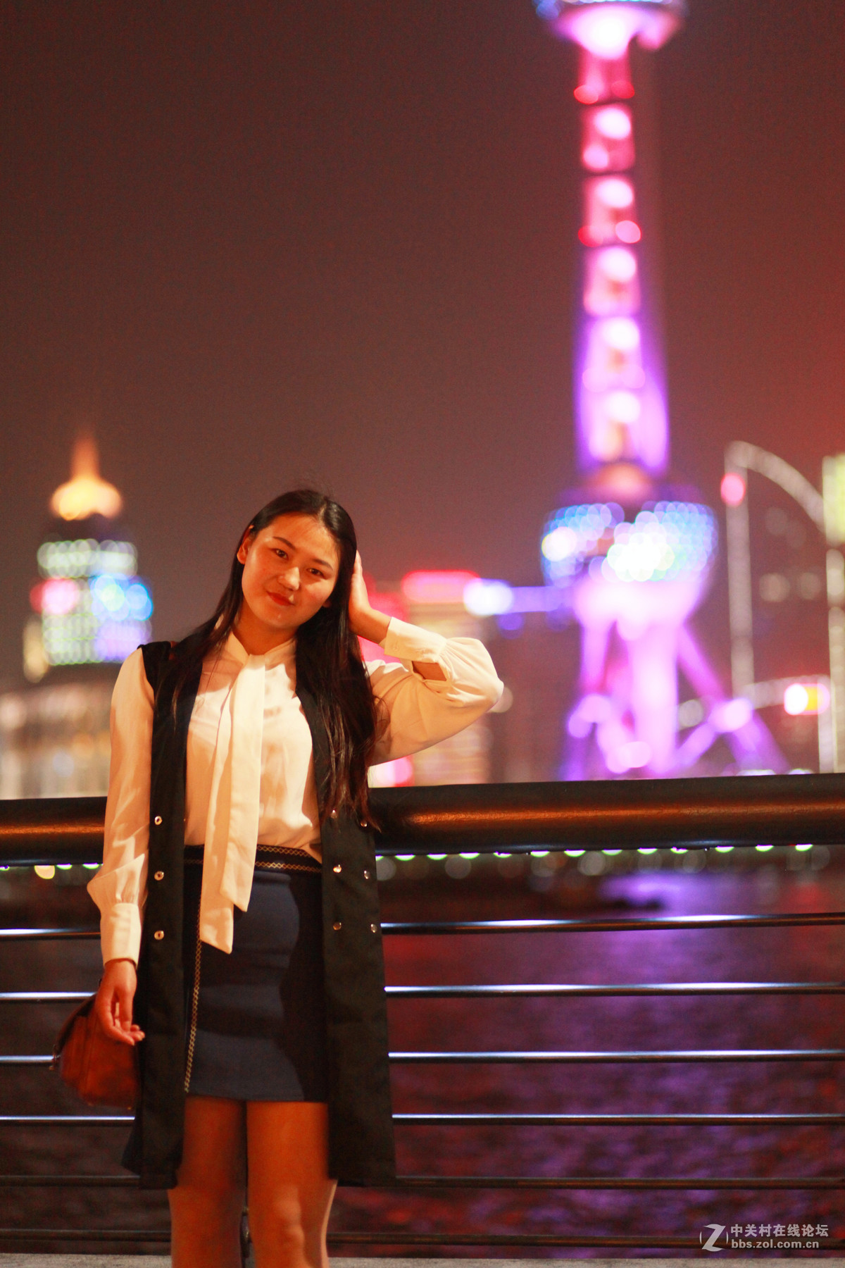 上海外滩夜景美女图片