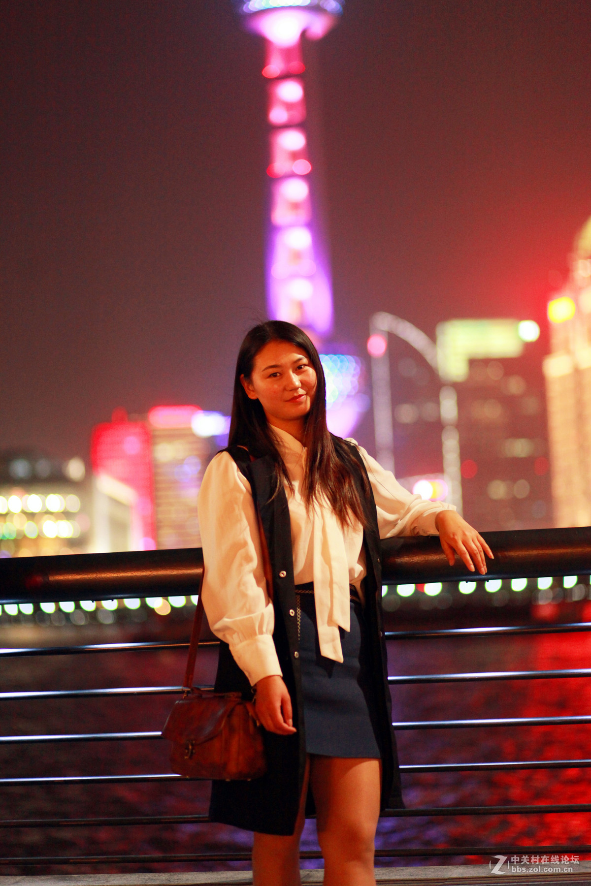 上海外滩夜景美女图片