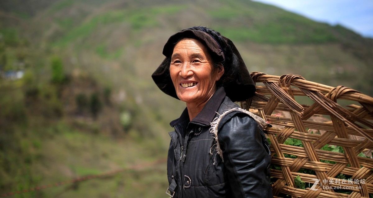 割草的彝族妇女