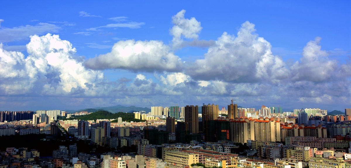 碧空万里晴方好，白棉瓢来美动人