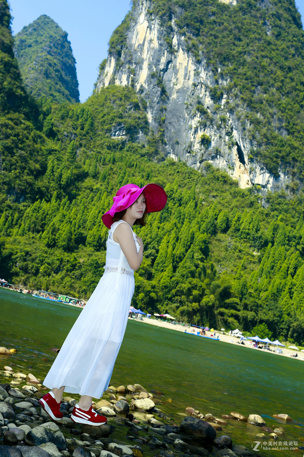 静候漓江山水画廊下老婆人像一组