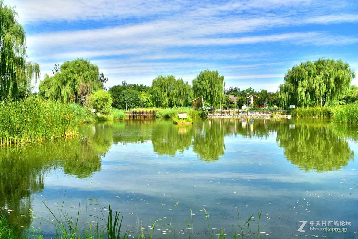 蓝天白云下的北京东风公园