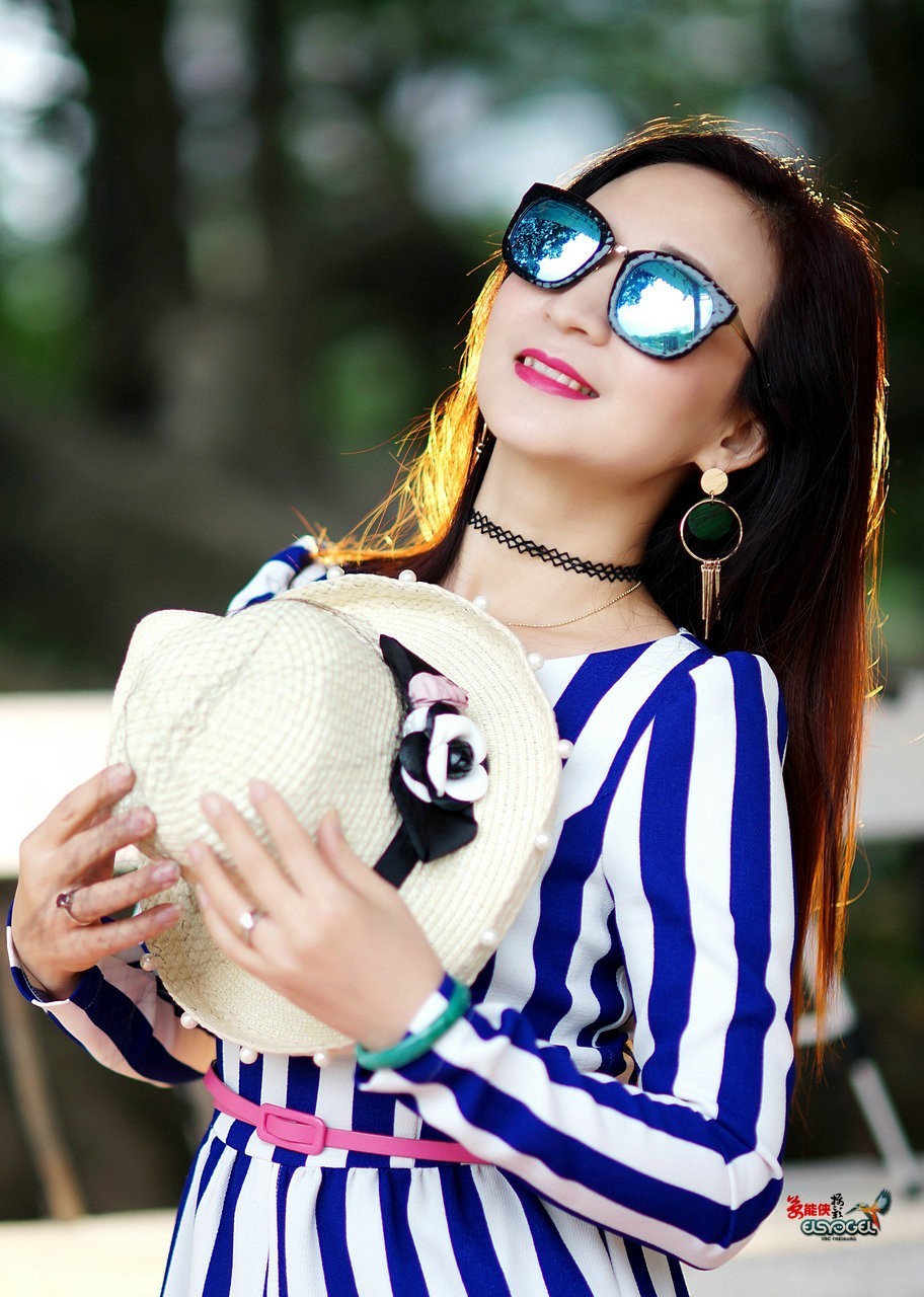 冬季戴墨镜的美女闪亮