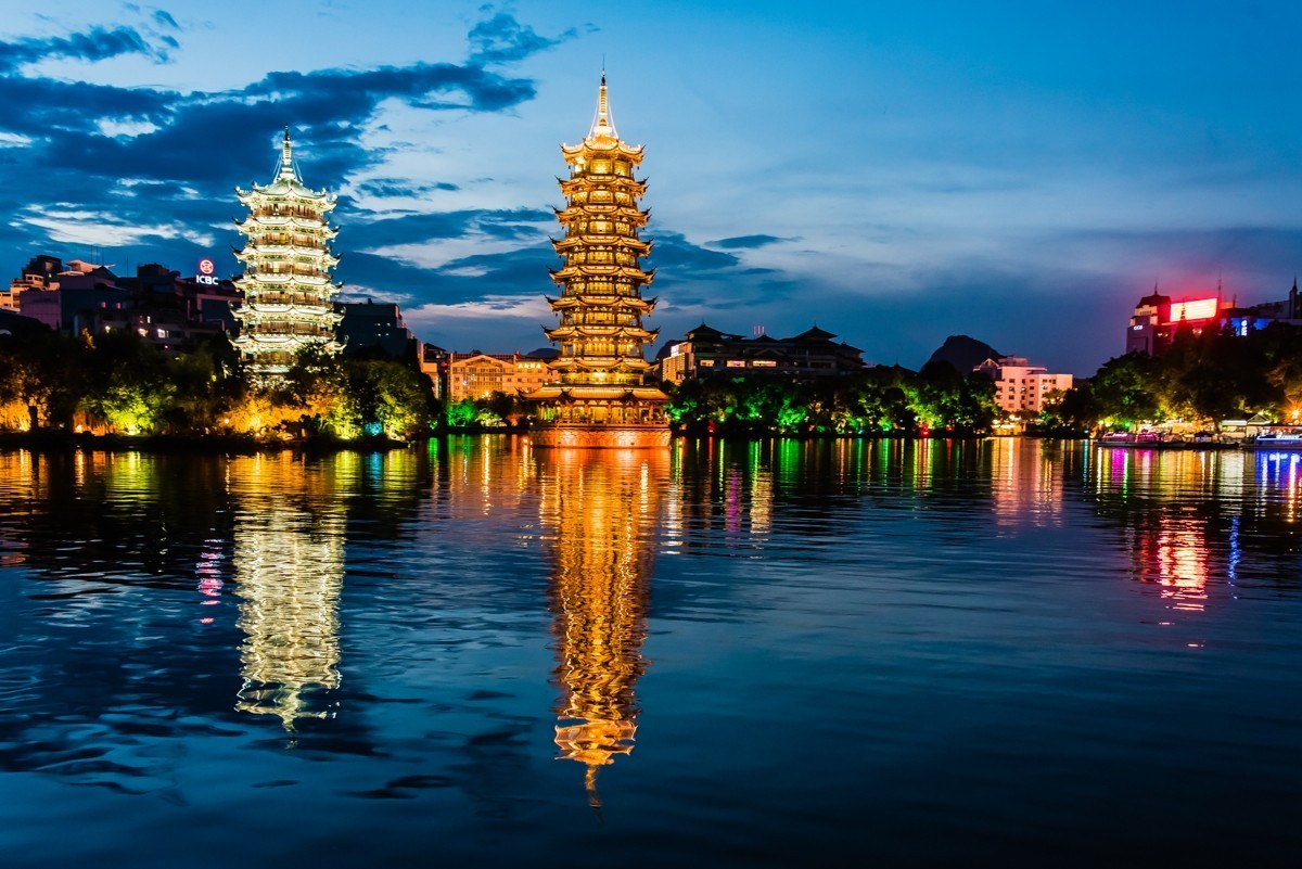 镜头里第325号桂林山水之日月双塔三