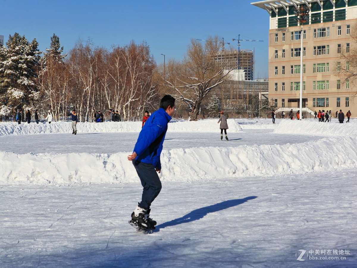 大学校园掠影——初学乍练学滑冰