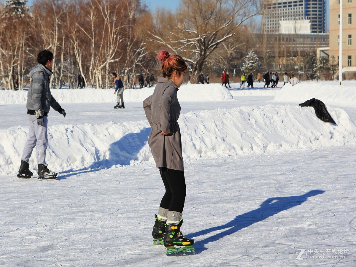 大学校园掠影——初学乍练学滑冰