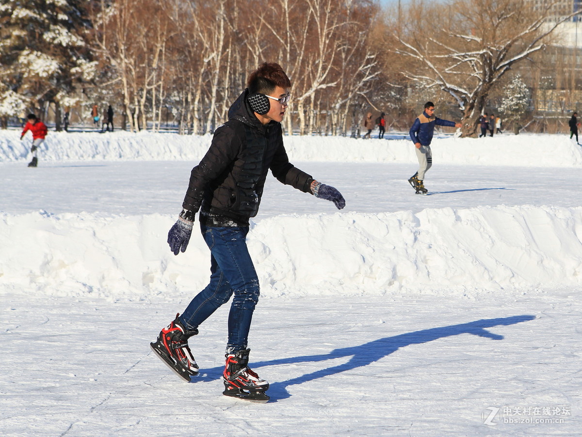 大学校园掠影——初学乍练学滑冰