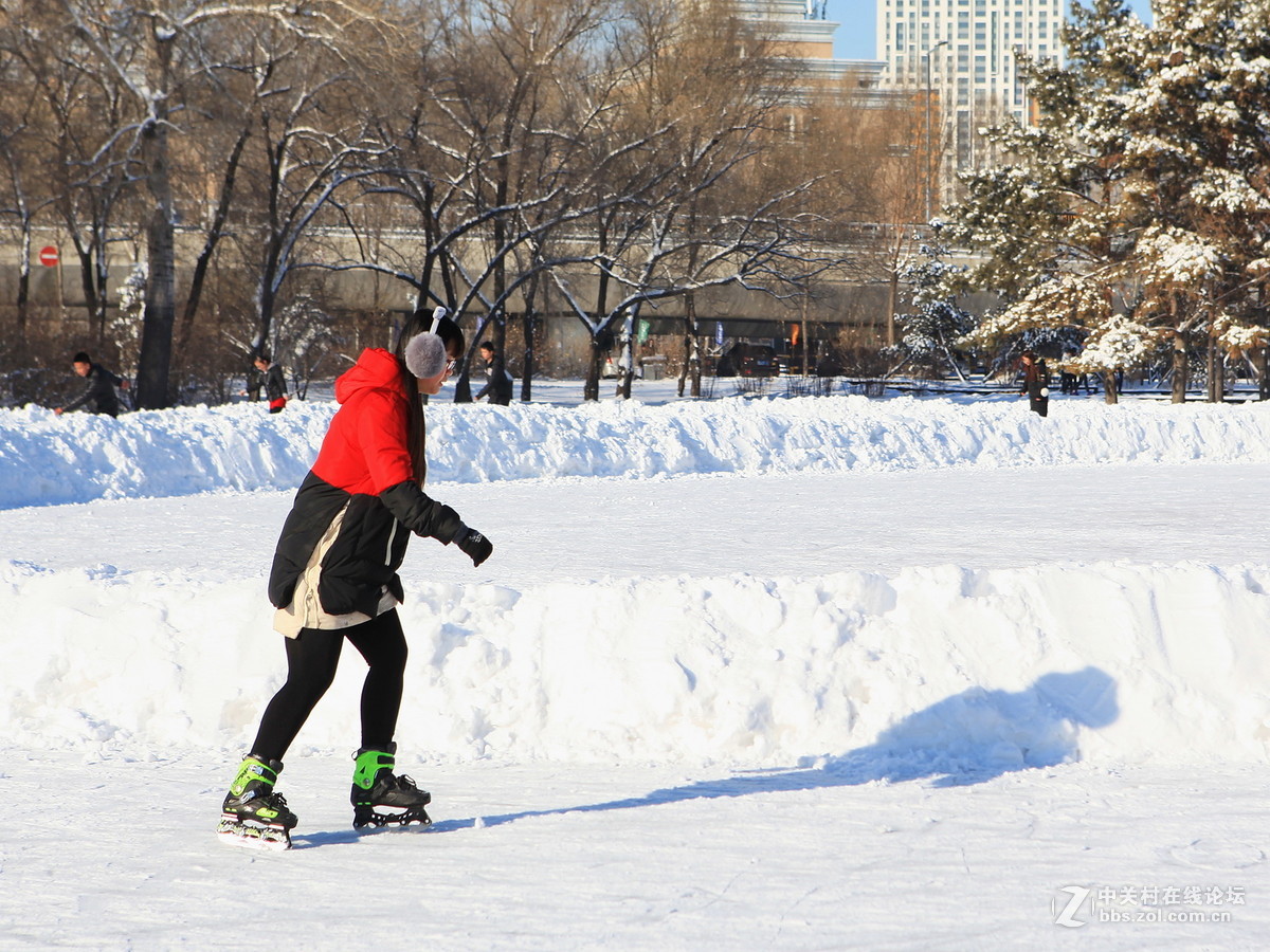 大学校园掠影——初学乍练学滑冰