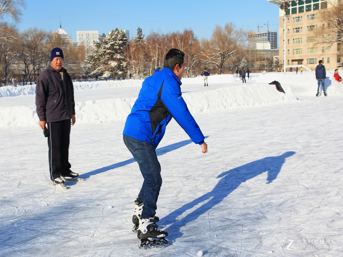 大学校园掠影——初学乍练学滑冰