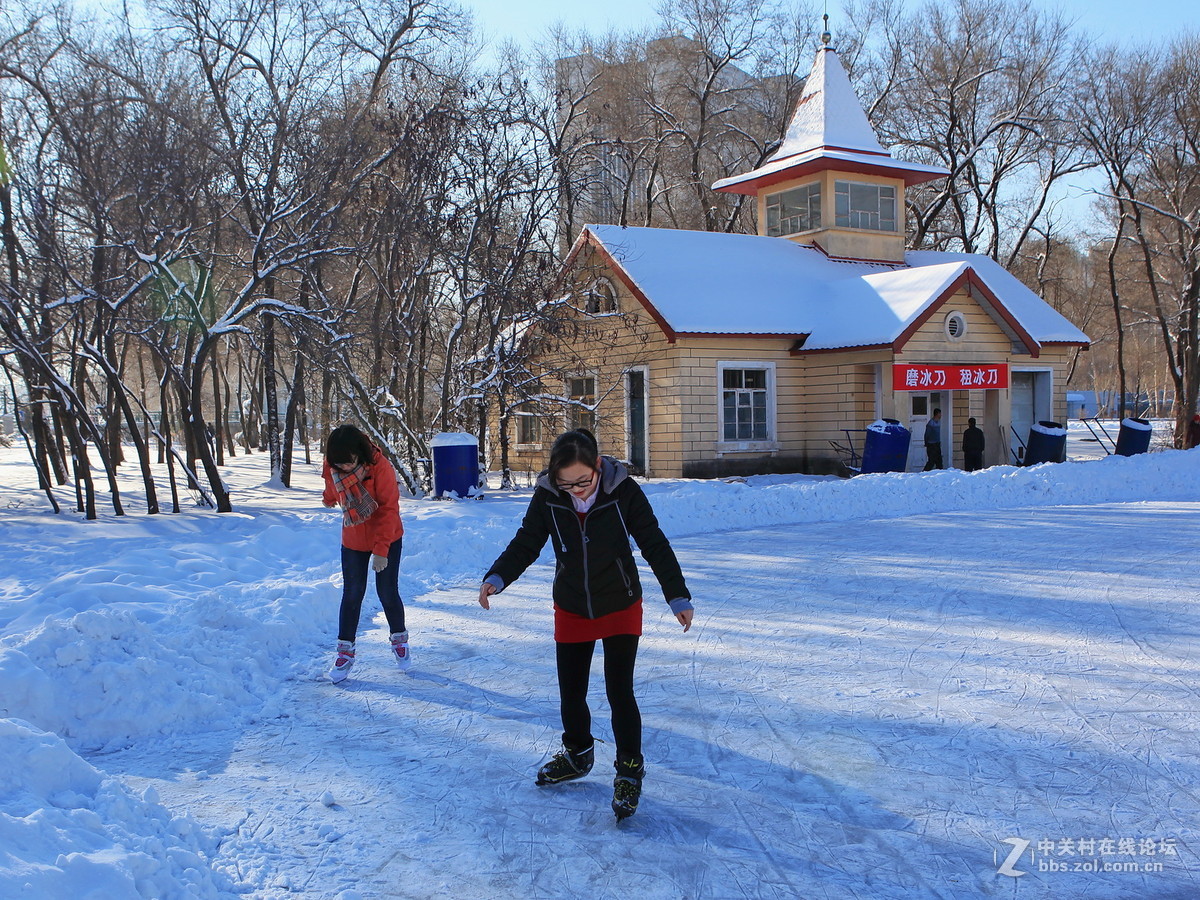 大学校园掠影——初学乍练学滑冰