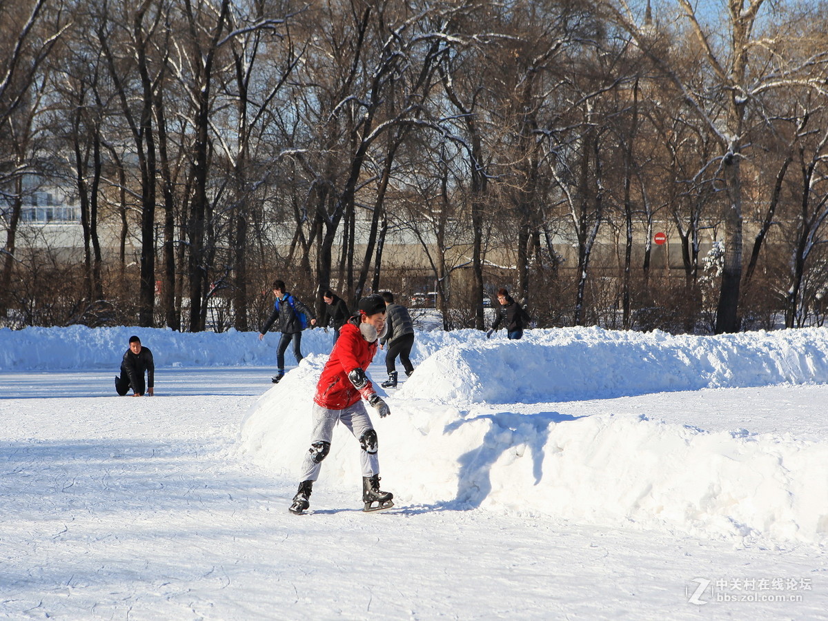 大学校园掠影——初学乍练学滑冰