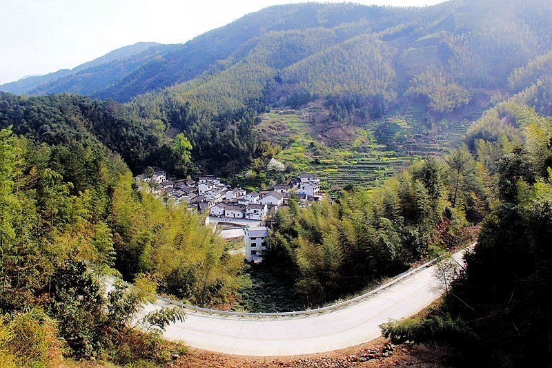 骑行在赣北无名的乡村。