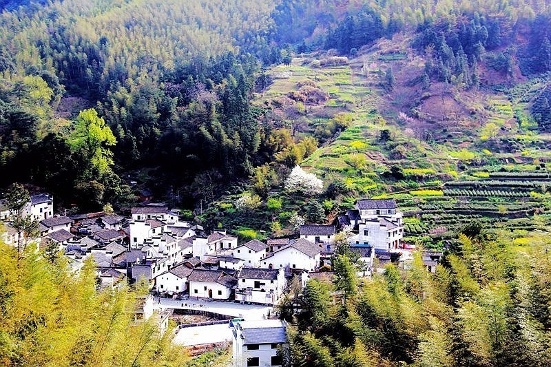 骑行在赣北无名的乡村。