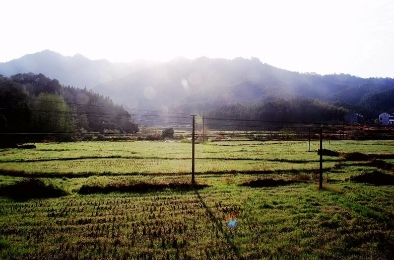 骑行在赣北无名的乡村。