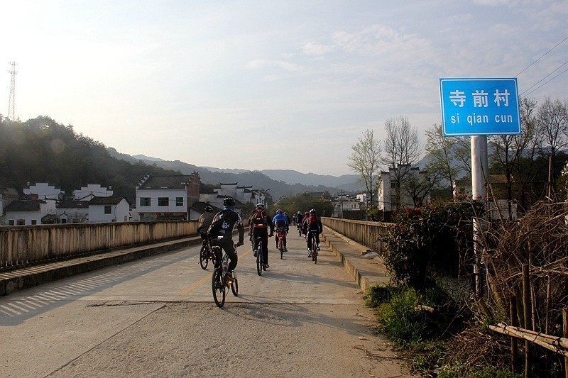 骑行在赣北无名的乡村。