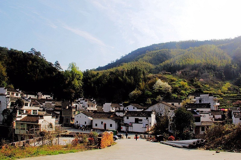 骑行在赣北无名的乡村。