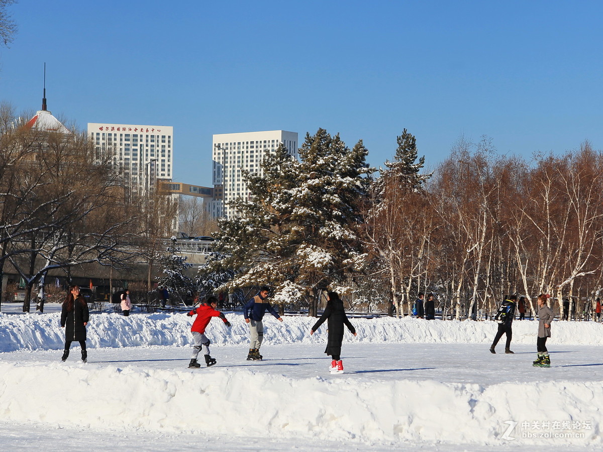 大学校园掠影——初学乍练学滑冰