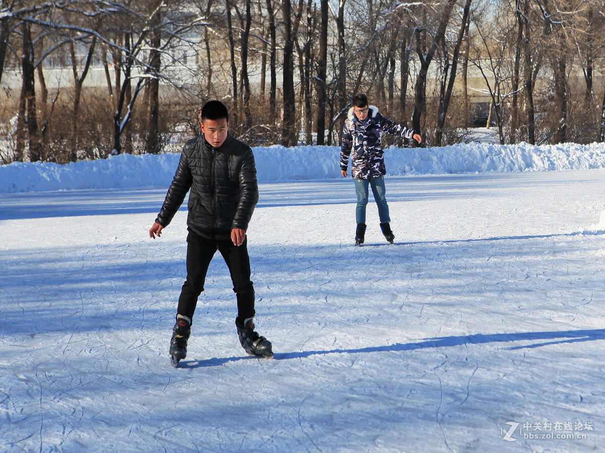 大学校园掠影——初学乍练学滑冰