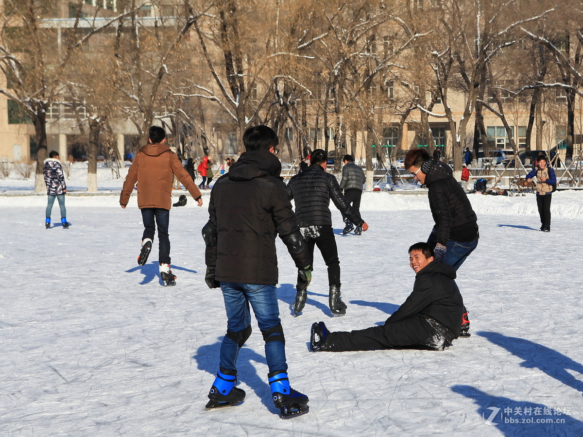 大学校园掠影——初学乍练学滑冰
