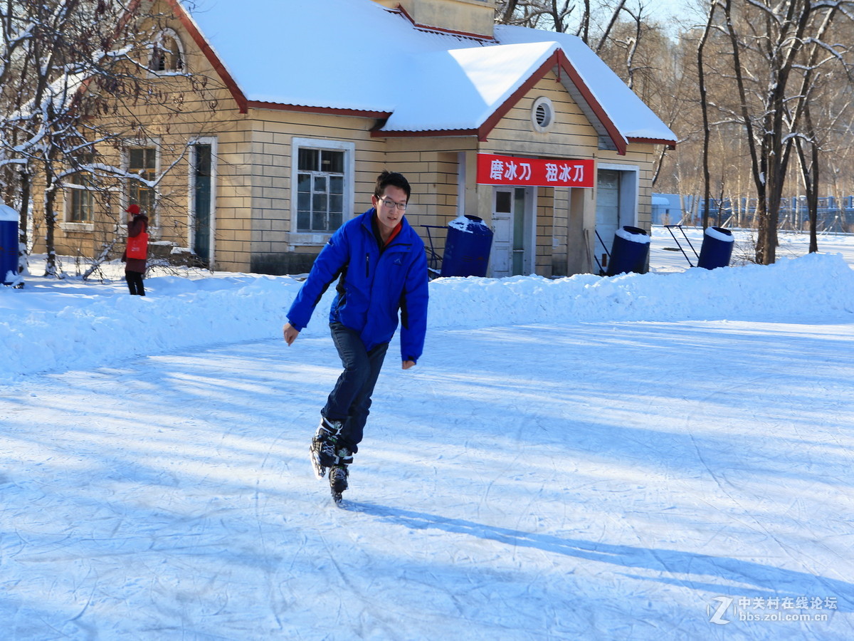 大学校园掠影——初学乍练学滑冰