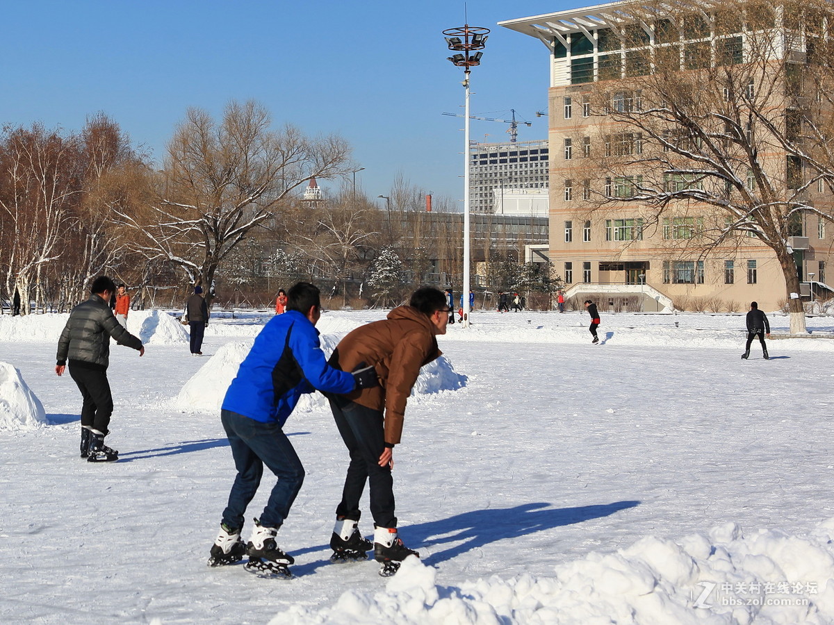 大学校园掠影——初学乍练学滑冰