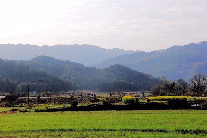 骑行在赣北无名的乡村。