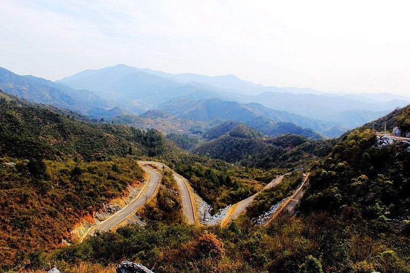 骑行在赣北无名的乡村。