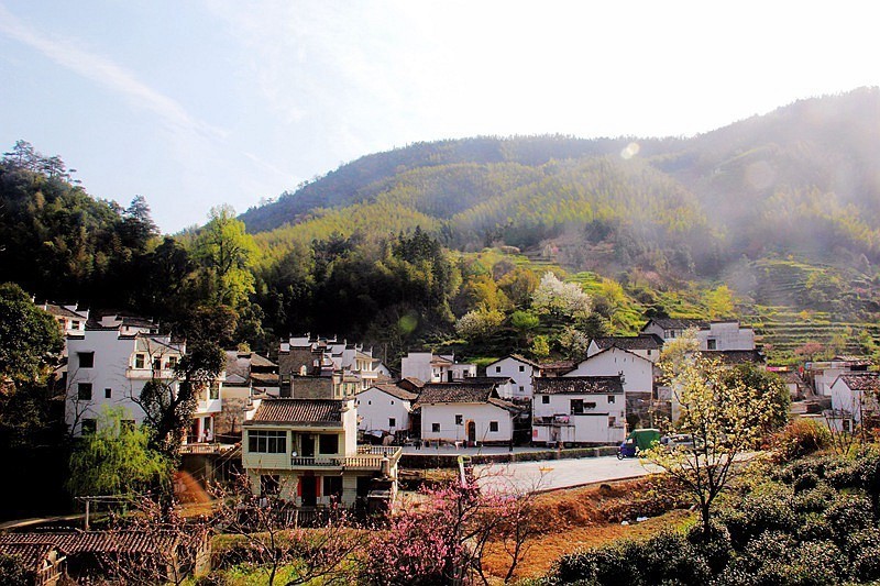 骑行在赣北无名的乡村。