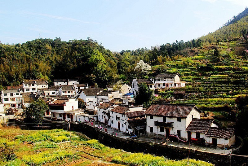 骑行在赣北无名的乡村。