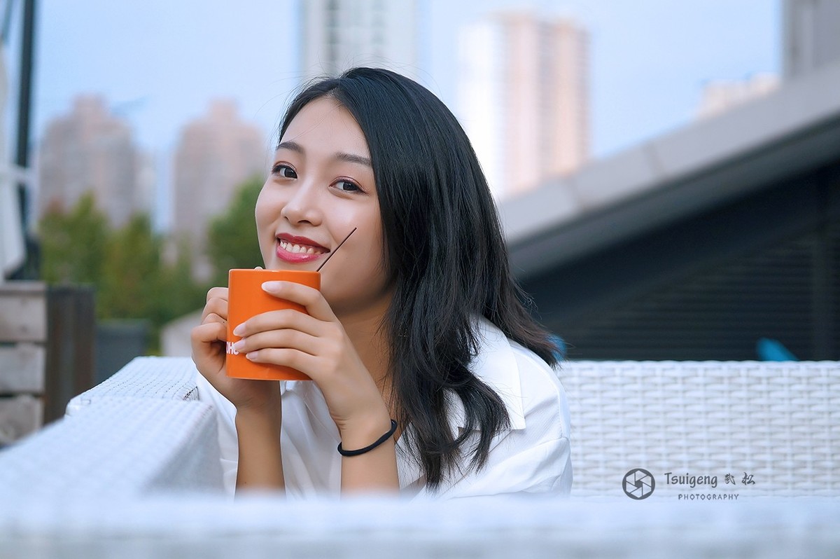 在屋顶一起喝咖啡