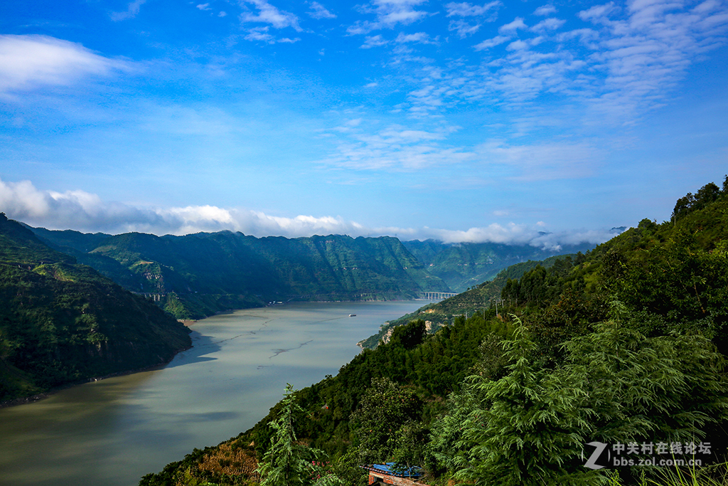 云南西部大峡谷图片