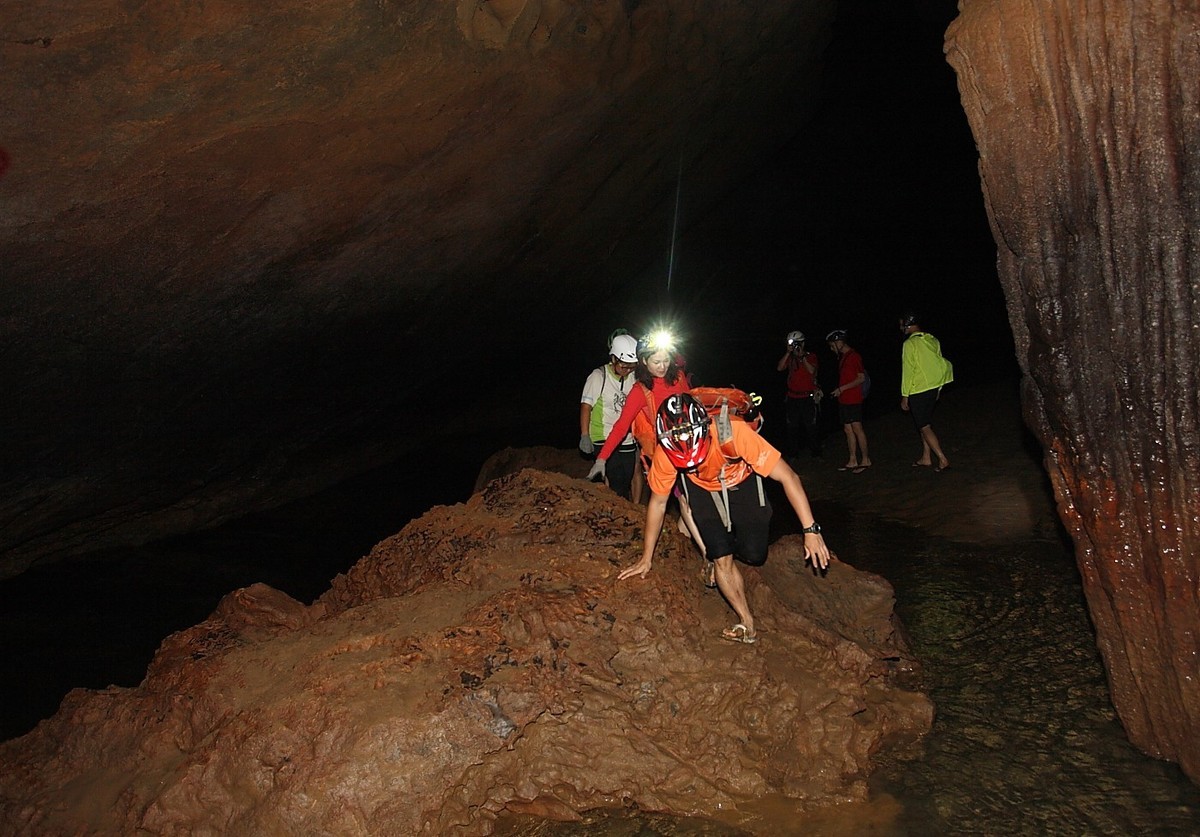 清远市牛鼻岩洞探秘