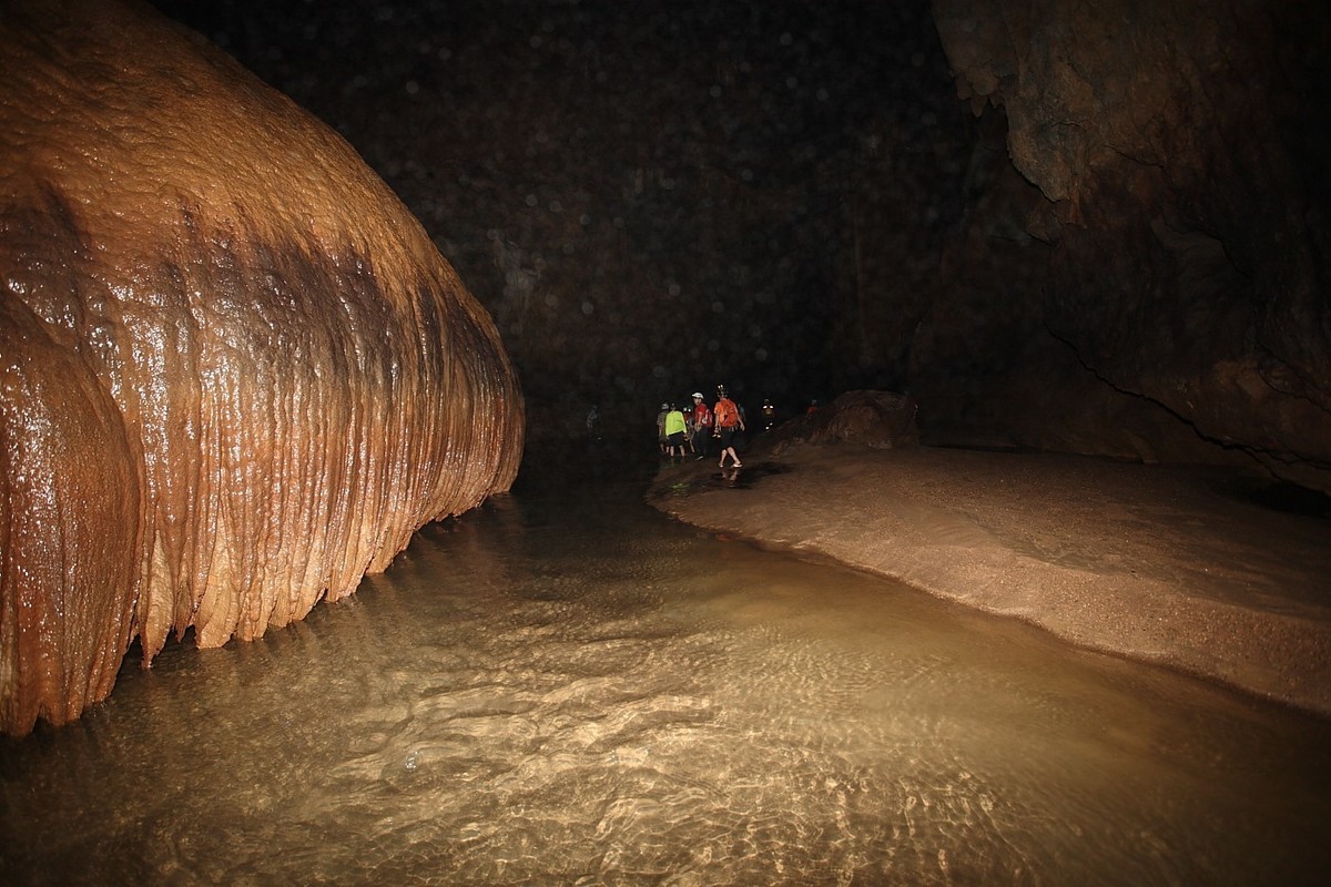 清远市牛鼻岩洞探秘
