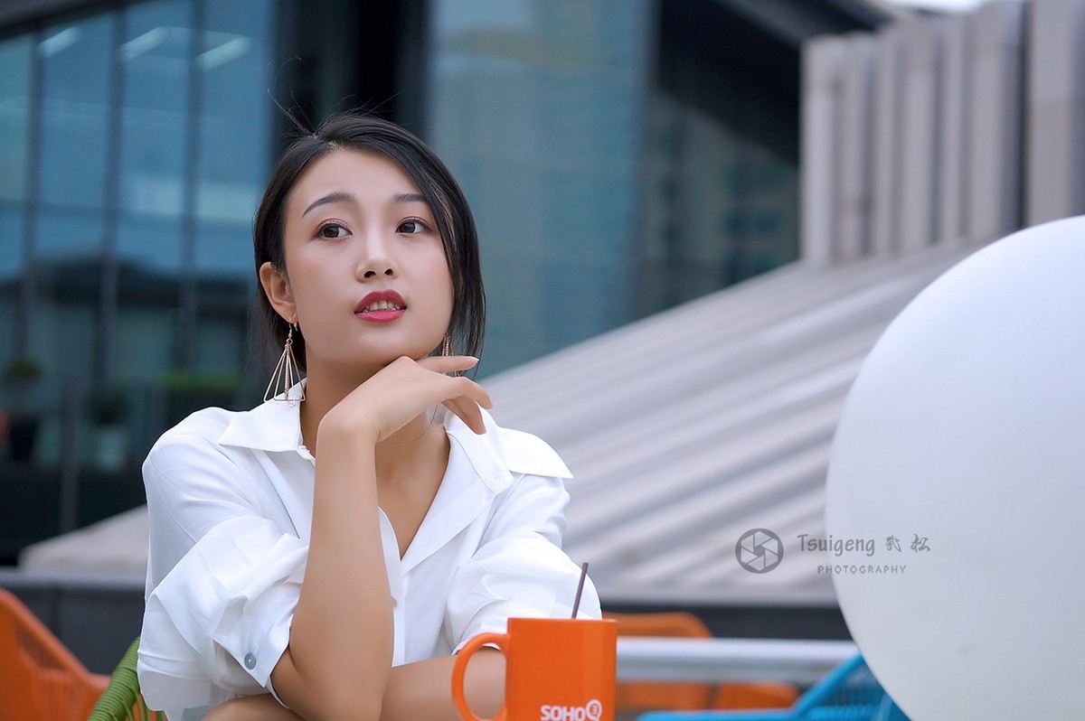 在屋顶一起喝咖啡