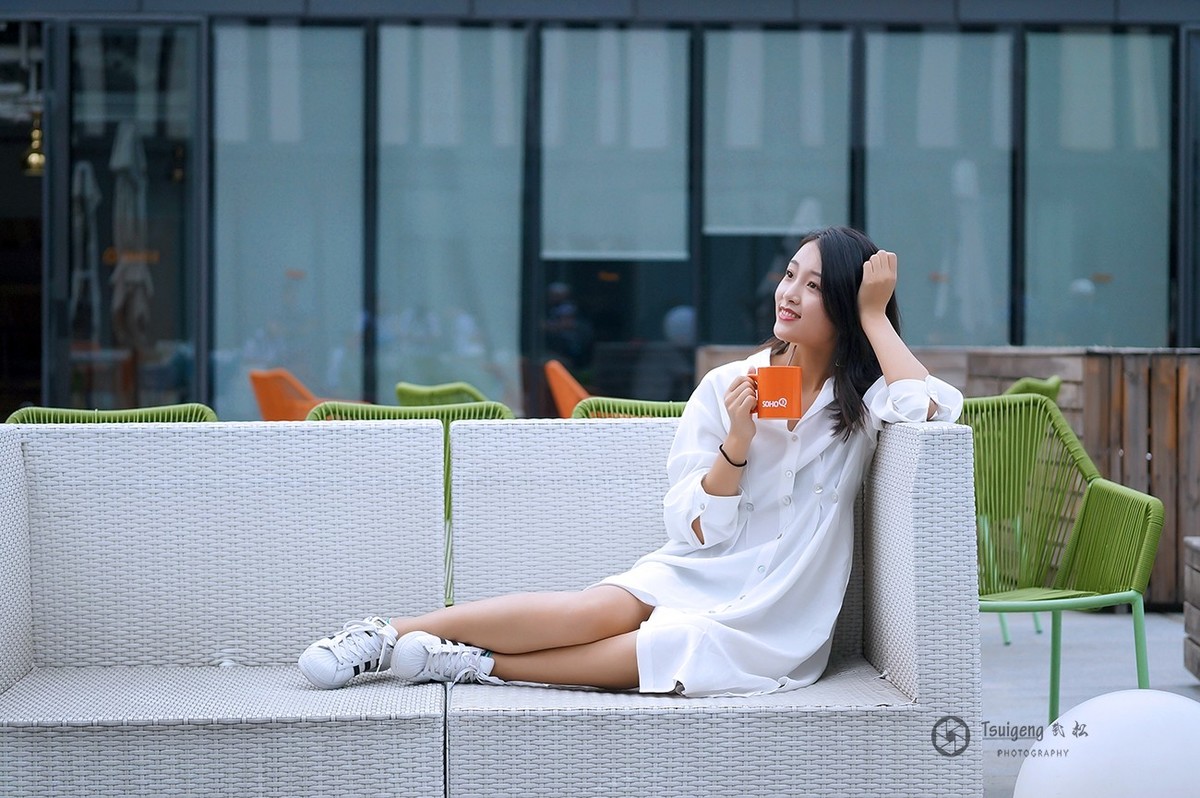 在屋顶一起喝咖啡