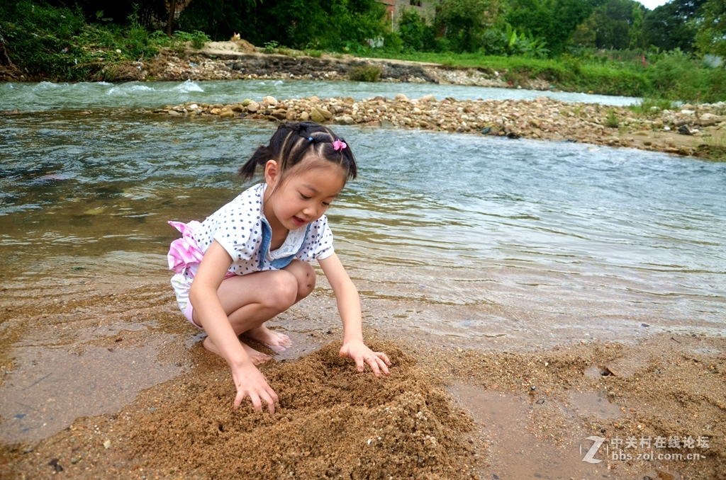 小丫戏水